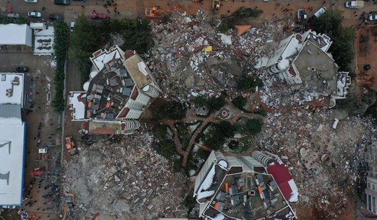 Depremde Yıkılan Apartmanın Firari Müteahhitlerine Tutuklama Yerine Kefalet