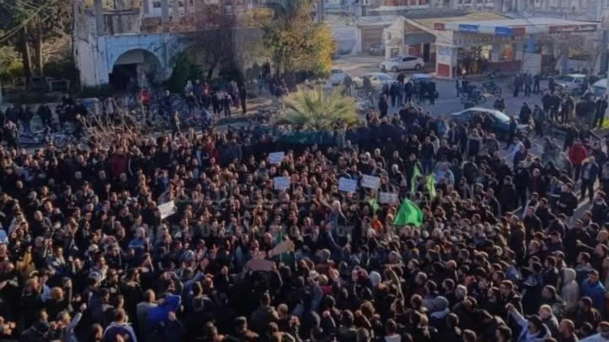 Suriye'de HTŞ'den Alevilerin Yürüyüşüne Silahlı Saldırı: 4 Kişi Yaralandı 1 htş_-alevilere-saldırdı