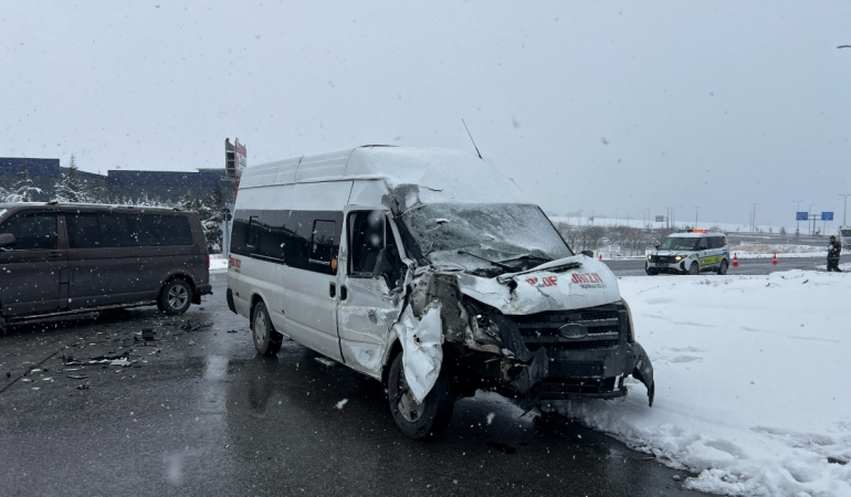 Kayseri OSB’de İşçi Servisi Tırla Çarpıştı: 11 İşçi Yaralı