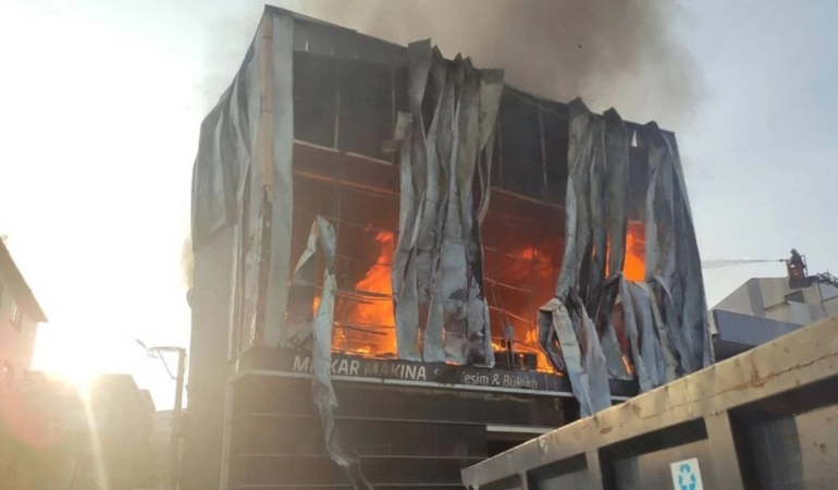 kocaelide-parfum-deposunda-cikan-yangin