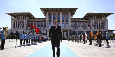 nimmer-schoen-auf-dem-teppich