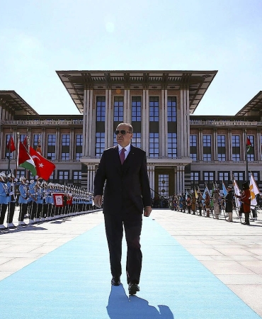 nimmer-schoen-auf-dem-teppich