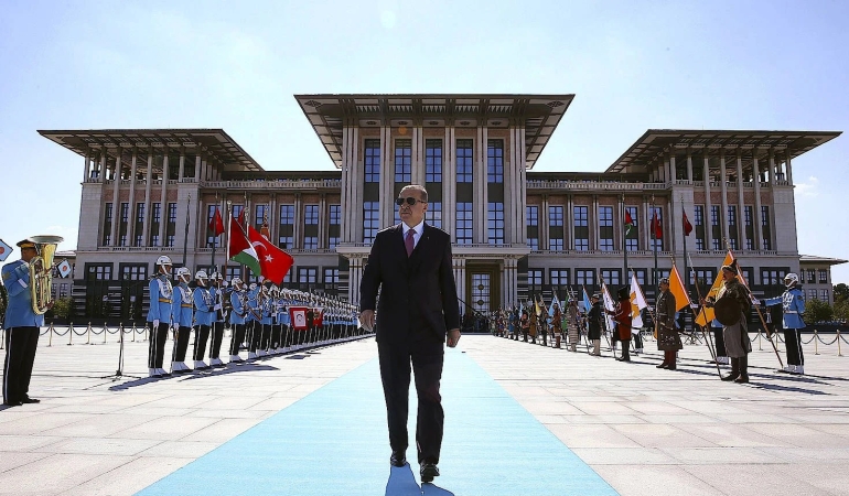 nimmer-schoen-auf-dem-teppich