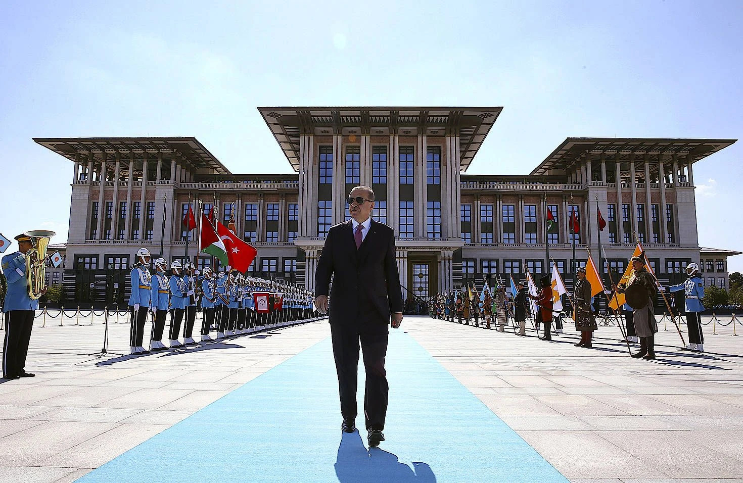 Cumhurbaşkanlığı, Diyanet ve İletişim Başkanlığı Harcamaları 140.7 Milyar TL 5 nimmer-schoen-auf-dem-teppich