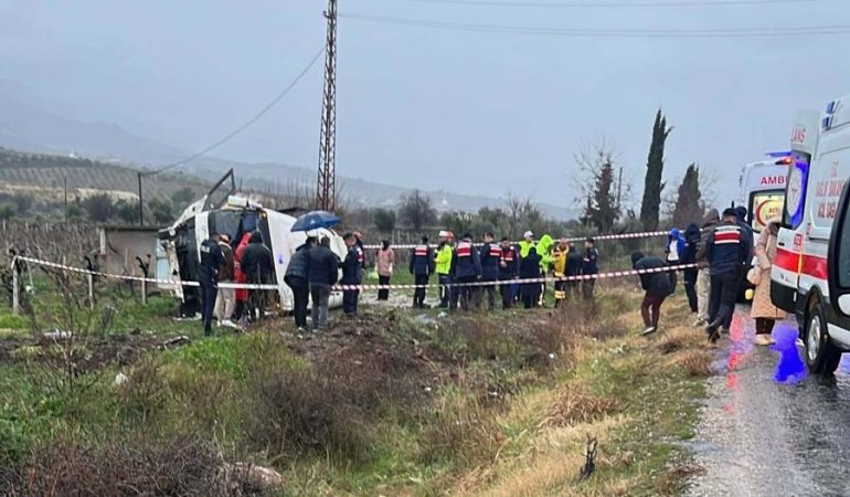 Denizli’de Sağlıkçı Servisi Devrildi: Bir Hemşire Hayatını Kaybetti, 25 Kişi Yaralandı