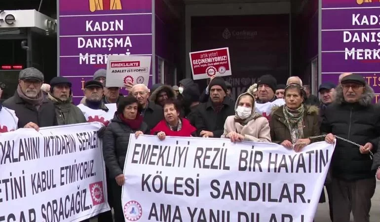 Emeklilerden Zincirli Eylem: Bin 62 Liralık Artış Emeklinin Aklıyla Alay Etmektir
