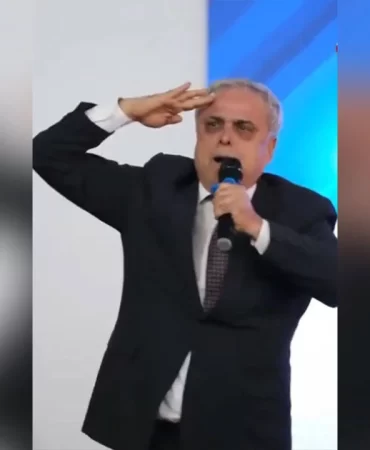 akp-ye-gecen-hasan-ufuk-cakir-hizini-alamadi-erdogan-in-fotografina-selam-durdu