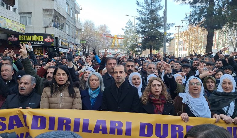 Diyarbakır’daki Rojava’ya Yönelik Saldırı Protestosuna Polis Müdehale Etti