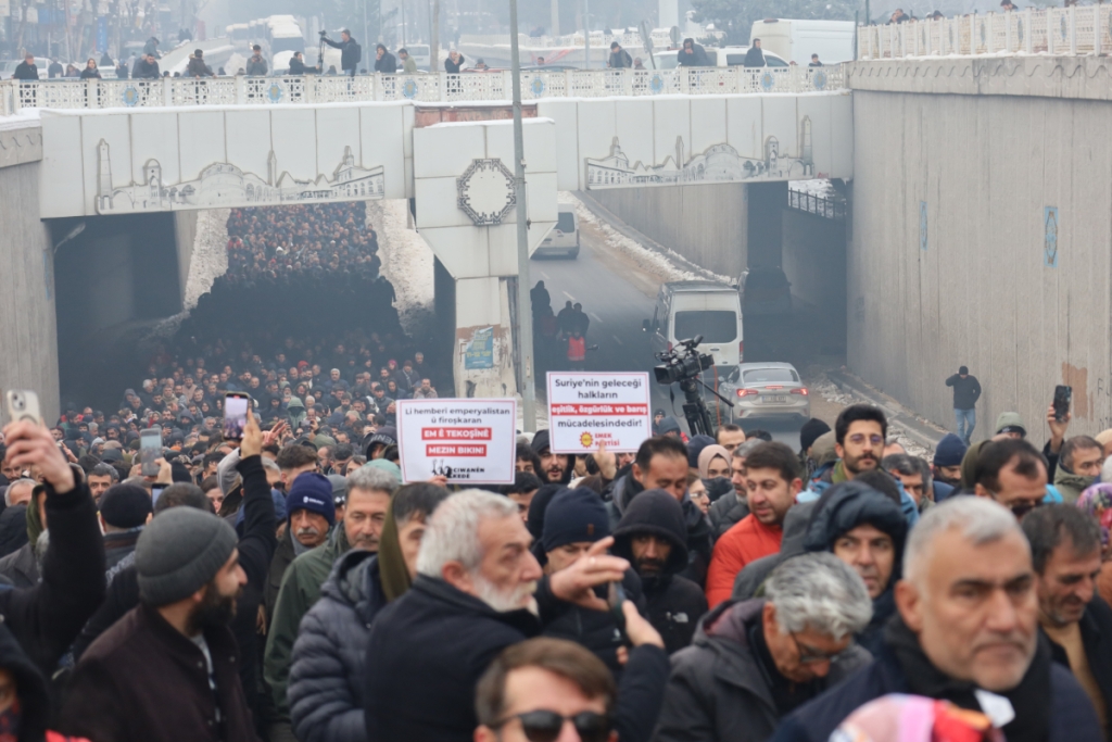 Diyarbakır'da Binlerce Kişi Halep'teki Saldırılara Karşı Yürüdü 4 amed