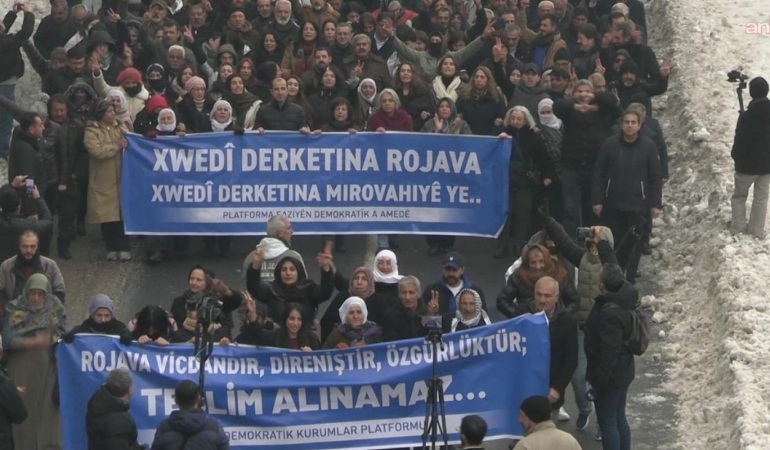 Diyarbakır’da Binlerce Kişi Halep’teki Saldırılara Karşı Yürüdü