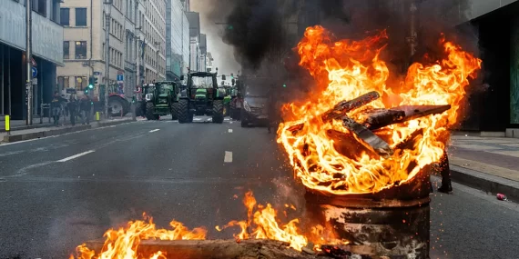 Brüksel’de Çiftçi İsyanı: Yüzlerce Traktörle AB-MERCOSUR Ticaret Anlaşmasına Karşı Görkemli Protesto!