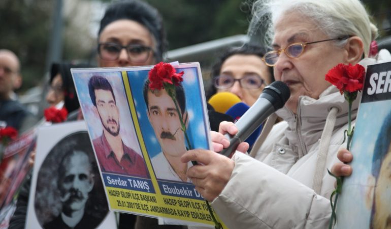 Cumartesi Anneleri/İnsanları, 25 Yıl Önce Gözaltında Kaybedilen Serdar Tanış ve Ebubekir Deniz’in Akıbetini Sordu