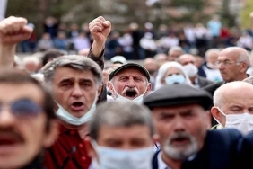 emekliler-meydanlarda-duyun-bizi-diye-bagiriyor