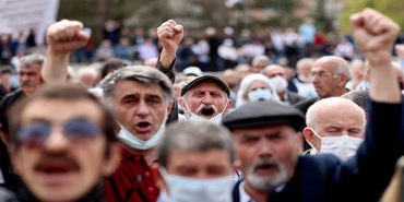 emekliler-meydanlarda-duyun-bizi-diye-bagiriyor