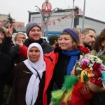 enternasyonalistler-tum-engellere-ragmen-dayanisma-icin-suructa