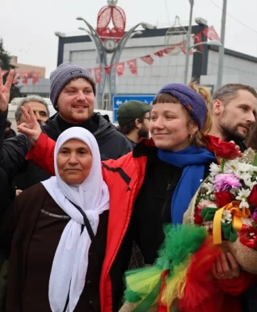 enternasyonalistler-tum-engellere-ragmen-dayanisma-icin-suructa