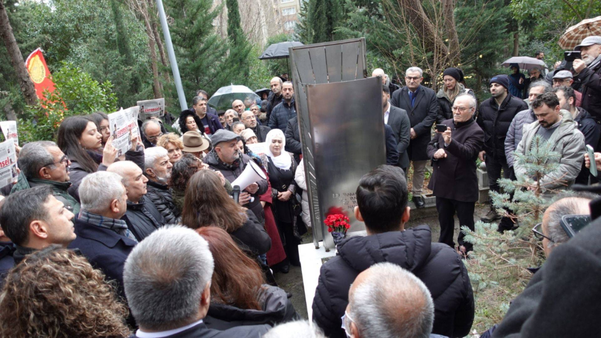 Metin Göktepe Katledilişinin 30. Yılında Mezarı Başında Anıldı 2 gazeteci-metin-goktepe-katledilisinin-30-uncu-yilinda-mezari-basinda-anildi