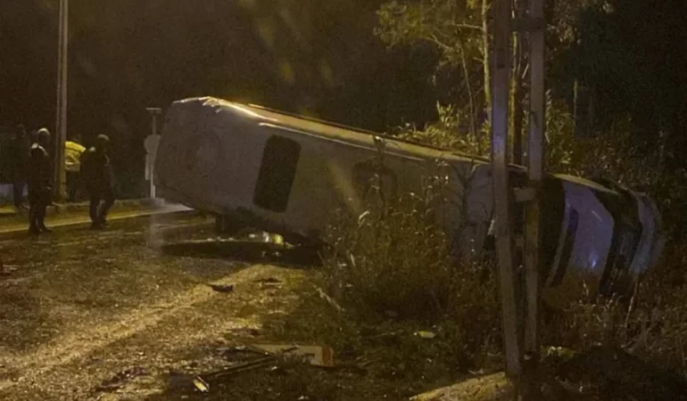 Adana Kozan’da Fabrika Servisi Minibüsü Devrildi: 13 İşçi Yaralandı