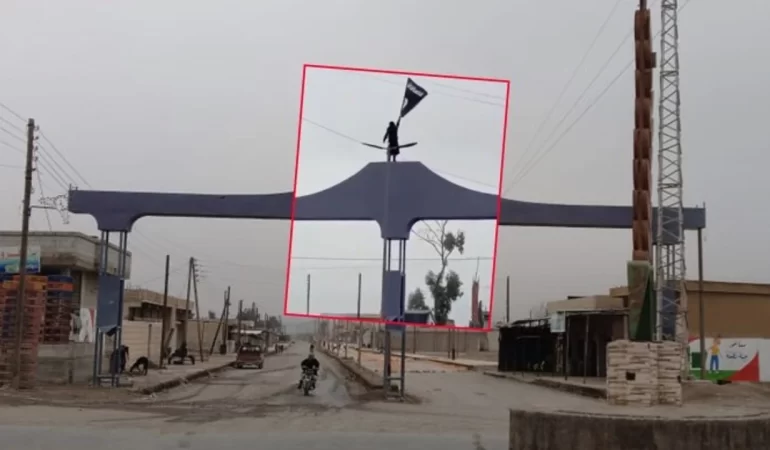 Rakka’da IŞİD Bayrağı Yeniden Dalgalandırıldı: Görüntünün Yeni ve Gerçek Olduğu Teyit Edildi