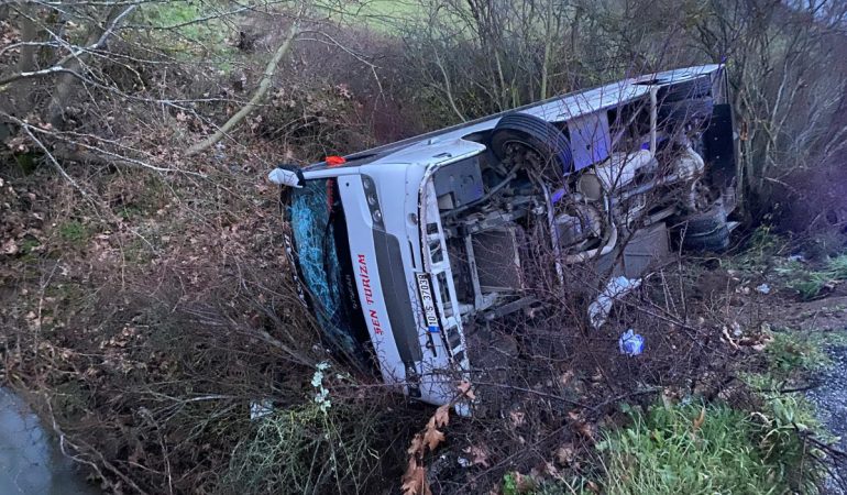 Balıkesir’in İvrindi İlçesinde İşçi Servisi Midibüsü Devrildi: 16 İşçi Yaralandı