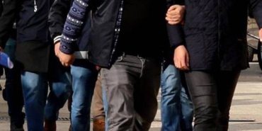 izmirde-polisler-evlere-baskin-yapti-cok-sayida-kisi-gozaltinda