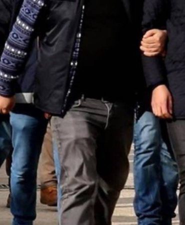 izmirde-polisler-evlere-baskin-yapti-cok-sayida-kisi-gozaltinda