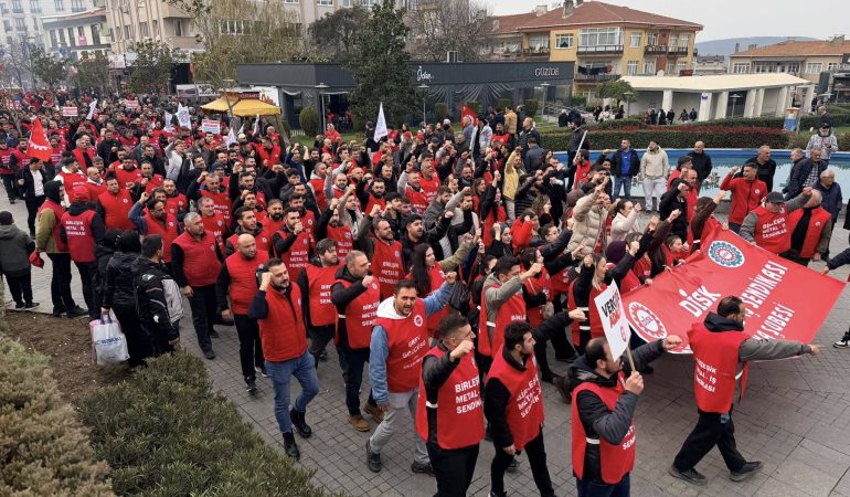 Metal İşçileri Çorlu’da Meydan Okudu: ‘Tutanak Elimize Geçer Geçmez Fabrikalarda Grev Kararlarını Asacağız!’