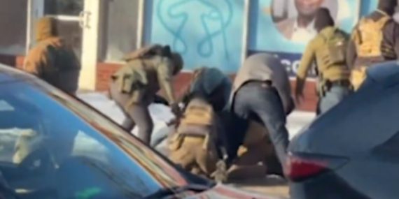 Minneapolis’te Polis Bir Kişiyi Defalarca Ateş Ederek Öldürdü