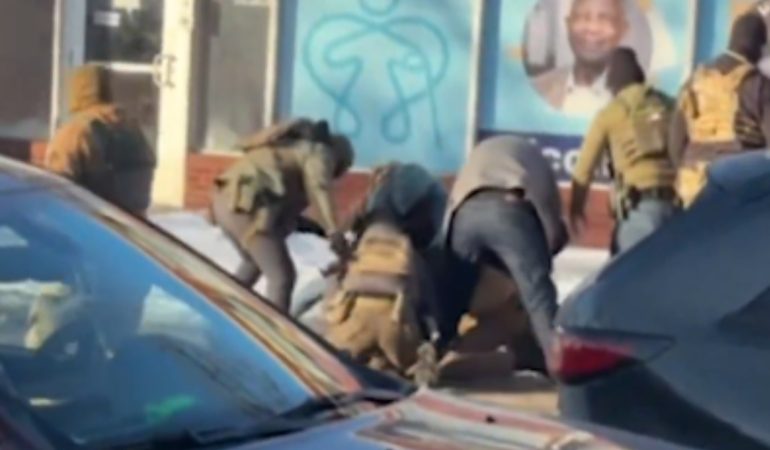 Minneapolis’te Polis Bir Kişiyi Defalarca Ateş Ederek Öldürdü