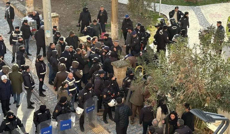 Nusaybin’de Rojava’yla Dayanışma Eylemi: Gazeteciler Dahil Yüzlerce Gözaltı, Fiziki Saldırılar ve Gaz Bombaları!