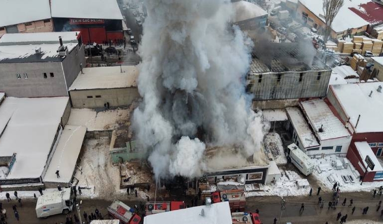 Erzurum’da Mobilya Atölyesinde Patlama ve Yangın: 2 İşçi Hayatını Kaybetti