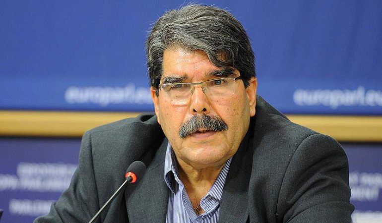 Salih Müslim: Tom Barrack’ın ‘Haşdi Şabi’ye Saldırı’ Teklifini Reddettiler – ‘Kimsenin Aparatı Olmayacağız!’