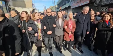 sinira-yuruyus-basladi-dem-parti-grup-toplantisini-nusaybinde-yapacak-r0jo