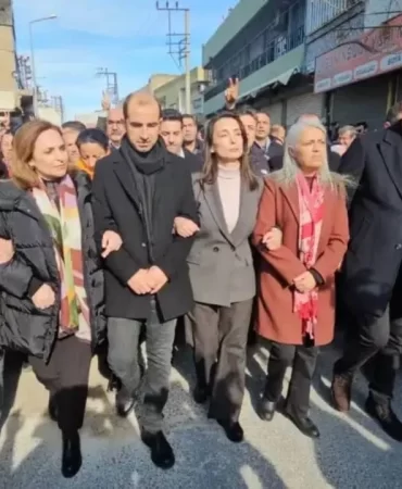 sinira-yuruyus-basladi-dem-parti-grup-toplantisini-nusaybinde-yapacak-r0jo