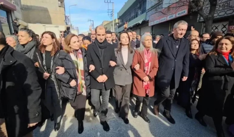 DEM Parti Grup Toplantısı Sınırda Gerçekleştirildi: Nusaybin’de On Binler Rojava’ya Destek İçin Yürüdü