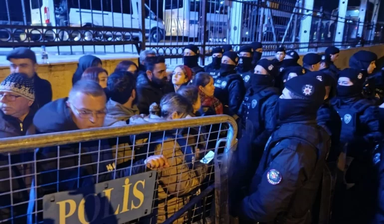 Temel Conta’da Gece Operasyonu: Polis Eşliğinde Makineler Taşındı, İşçilerin Karşısına Barikat Kuruldu!