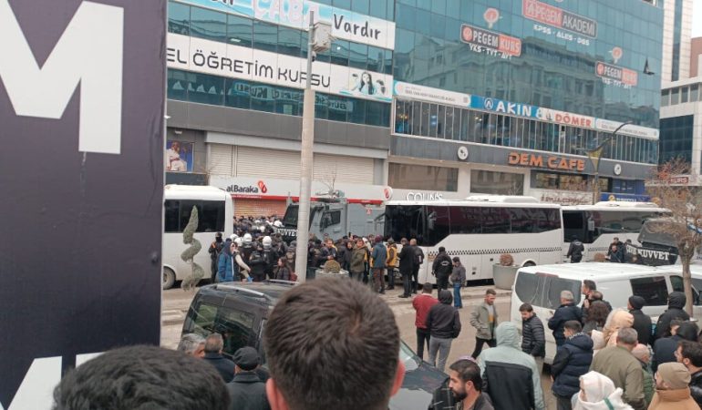 Van’da Rojava Saldırılarını Protesto Yürüyüşüne Polis Müdahalesi: 100’e Yakın Gözaltı!