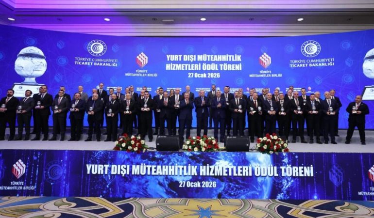 Dolandırıcılık ve Sahtecilikten Hüküm Giyen Bayburt Grup Patronu Abdurrahman Şentürk, Erdoğan’ın Elinden Ödül Aldı!