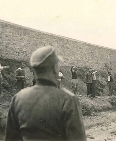 200-yunan-komunistin-kesarianidaki-son-anlarini-gosteren-fotograflar