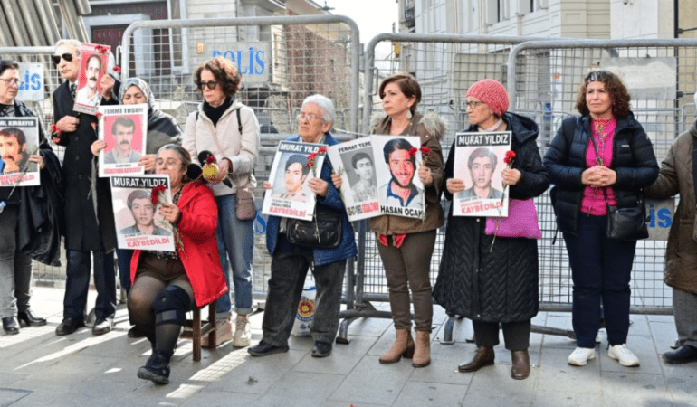 Cumartesi Anneleri/İnsanları 1091. Hafta Buluşmasında Murat Yıldız’ın Akıbetini Sordu: 'Oğlumuz Nerede? Kemikleri Nerede?' 6 Screenshot 2026-02-22 203431