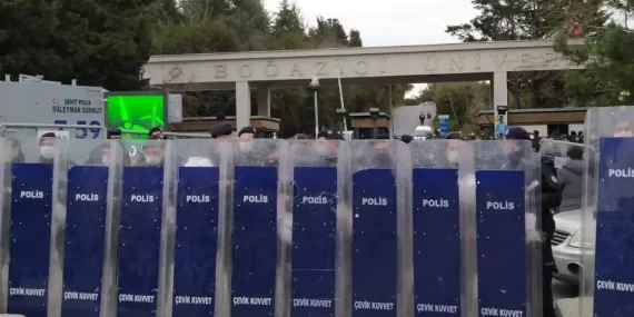 Boğaziçi Üniversitesi’nde Gözaltına Alınan İki Öğrenci Tutuklama Talebiyle Mahkemeye Sevk Edildi