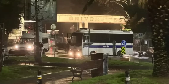 Boğaziçi Üniversitesi’ne Şafak Baskını: Yüzlerce Polis, Çevik Kuvvet, Gözaltı Araçları ve TOMA’larla Girdiler