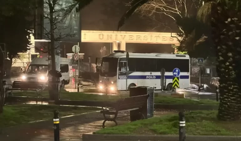 Boğaziçi Üniversitesi’ne Şafak Baskını: Yüzlerce Polis, Çevik Kuvvet, Gözaltı Araçları ve TOMA’larla Girdiler