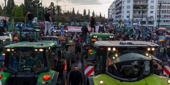 Yunanistan’da Çiftçiler Atina’yı Traktörlerle Kuşattı 1 ciftcilerden-atinada-traktorlu-protesto