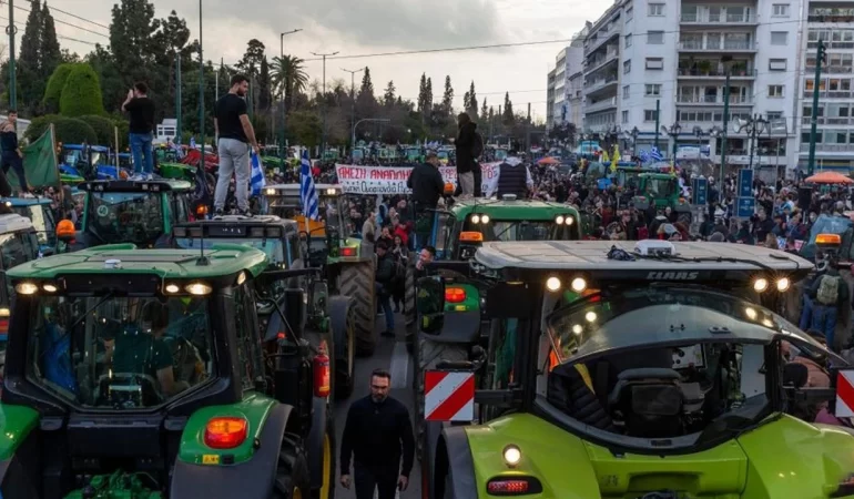Yunanistan’da Çiftçiler Atina’yı Traktörlerle Kuşattı