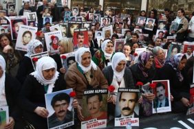 Cumartesi Anneleri/İnsanları’ndan Komisyon Raporuna Eleştiri 4 Anma etkinliği, kayıplar için protesto.