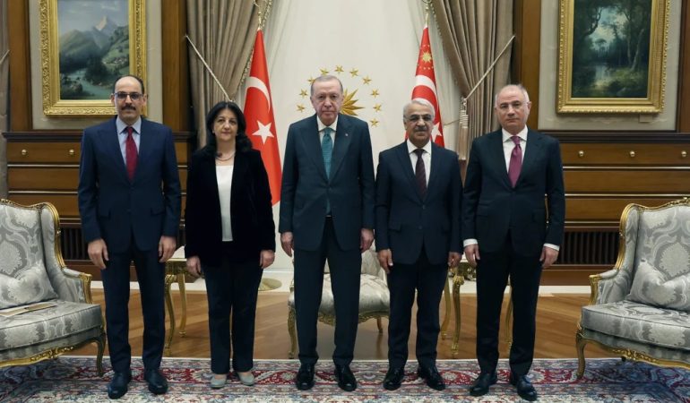 DEM Parti’den Erdoğan Görüşmesi Sonrası 'Fikir Birliği' ve 'Memmuniyet' Açıklaması 6 erdogan-ile-dem-parti-imrali-heyeti-gorusmesi-basladi-1