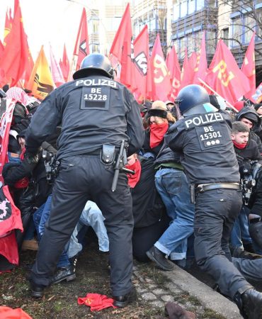 Almanya’da Sosyal Devlet Çatırdıyor: Burjuva Demokrasisinin Maskesi Düşüyor 4 gedenken-an-rosa-luxemburg-und-kar-liebknecht-100-1920x1080