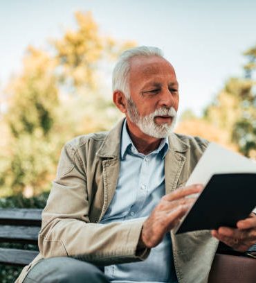 Yaşam Boyu Okuma ve Yazma Demans Riskini Yüzde 40 Azaltıyor 10 Charming old man reading a book.