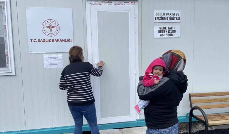 Depremin 3. Yılında Sağlık Hâlâ Enkaz Altında: ASM’ler Hijyensiz Konteynerlerde Hizmet Veriyor